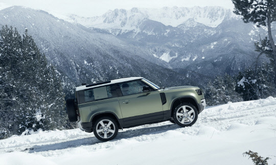 랜드로버 디펜더. 재규어랜드로버코리아